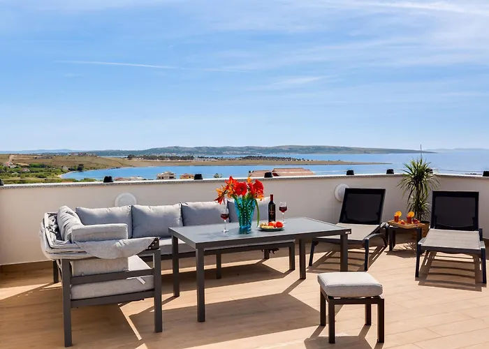 Terra Maiorum -12 Person Private - Heated Pool And Water Massage *