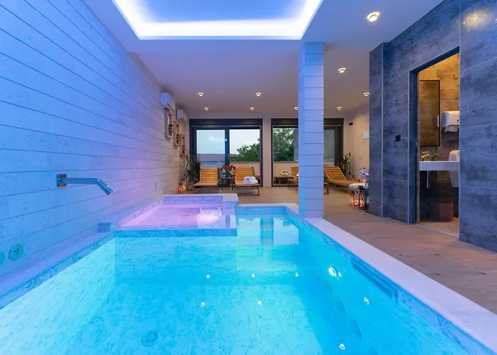 Terra Maiorum -12 Person Private - Heated Pool And Water Massage *
