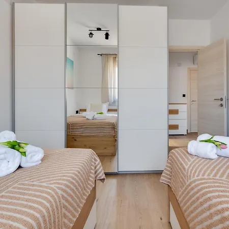 Villa Terra Maiorum -12 Person Private - Heated Pool And Water Massage Povljana