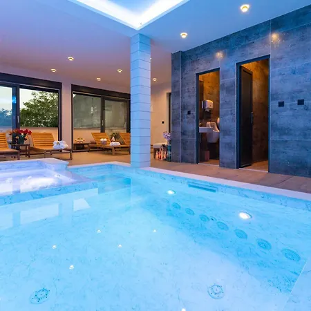 Terra Maiorum -12 Person Private - Heated Pool And Water Massage *