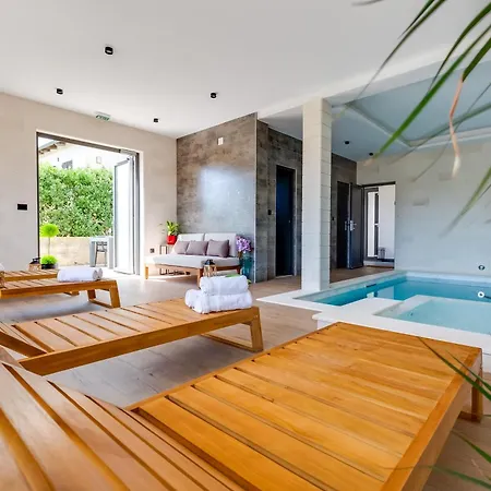Terra Maiorum -12 Person Private - Heated Pool And Water Massage