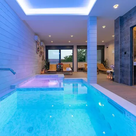 Terra Maiorum -12 Person Private - Heated Pool And Water Massage *