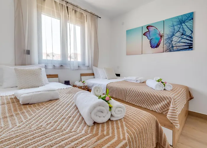 Terra Maiorum -12 Person Private - Heated Pool And Water Massage