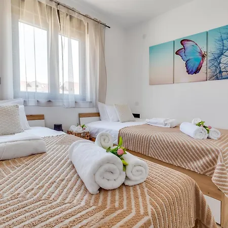 Terra Maiorum -12 Person Private - Heated Pool And Water Massage