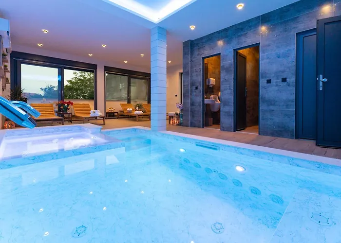 Terra Maiorum -12 Person Private - Heated Pool And Water Massage *