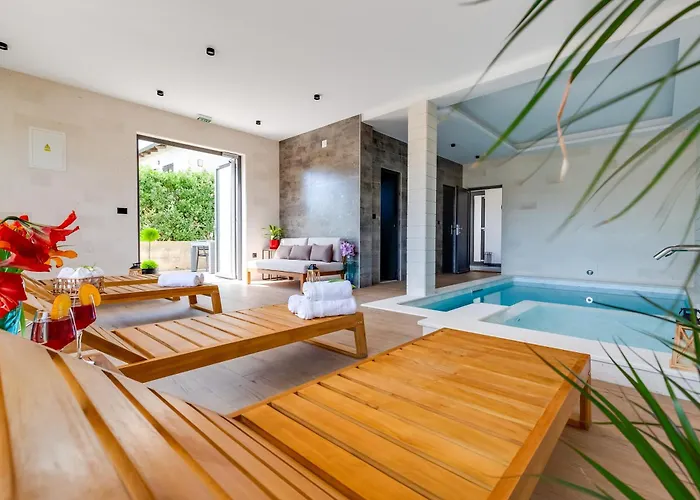Terra Maiorum -12 Person Private - Heated Pool And Water Massage